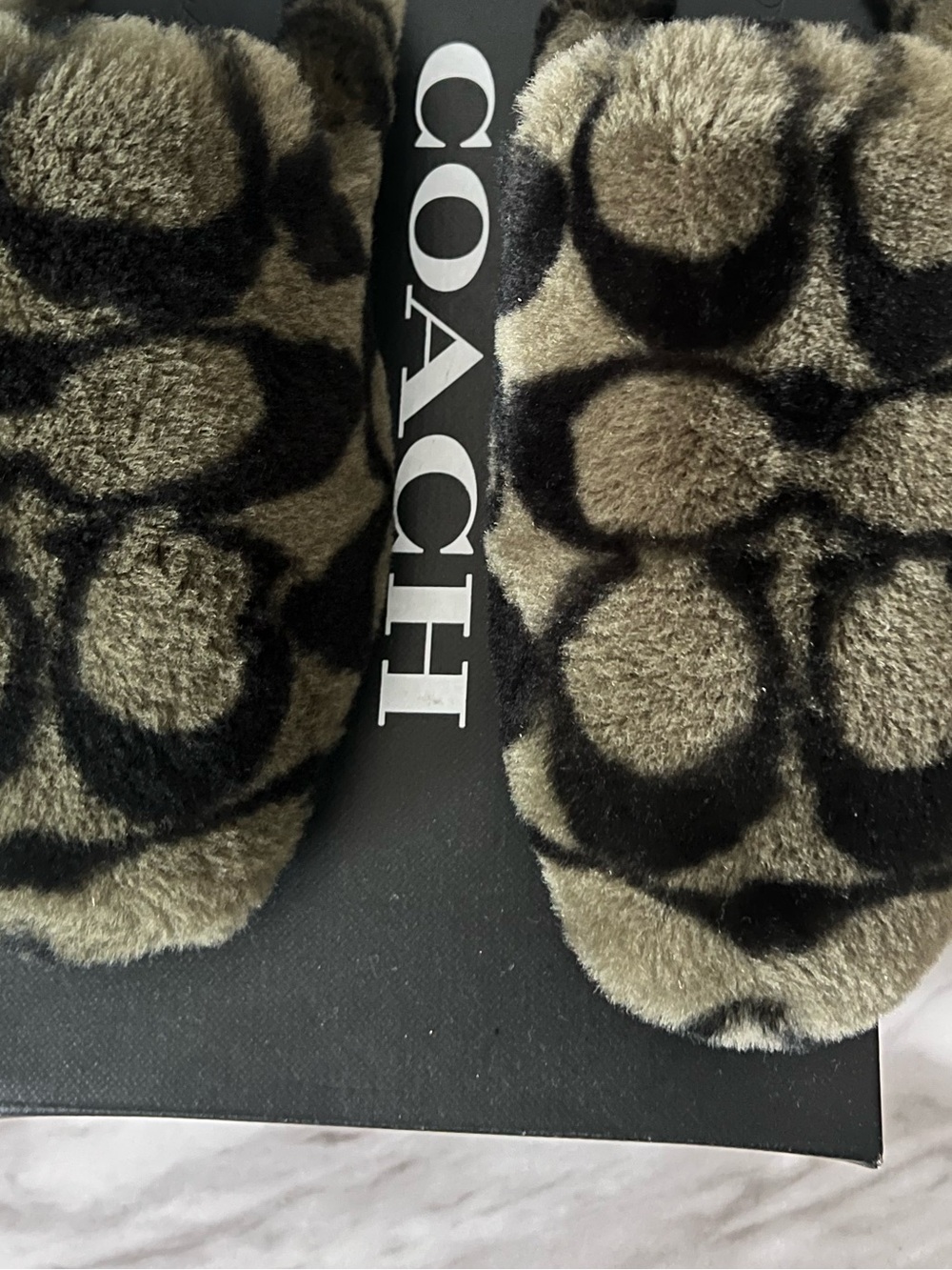 Slipper
In Signature Shearling